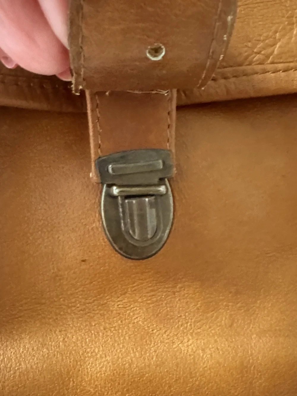WILSONS Genuine Leather Briefcase Holds Laptop with Adjustable Shoulder Strap